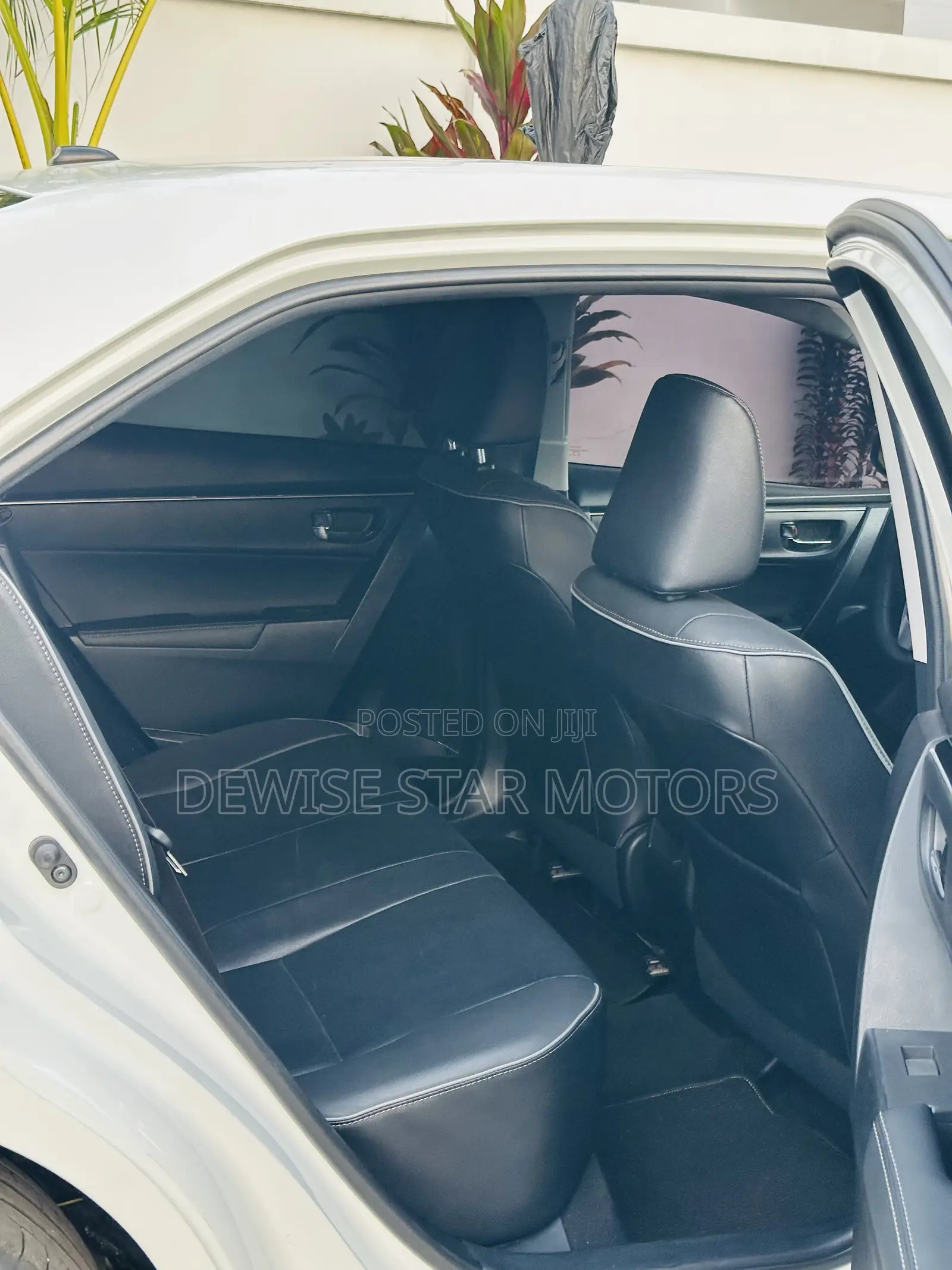 Toyota Corolla XLE (1.8L 4cyl 2A) 2018 White