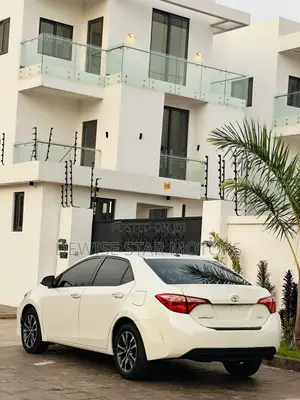 Toyota Corolla XLE (1.8L 4cyl 2A) 2018 White