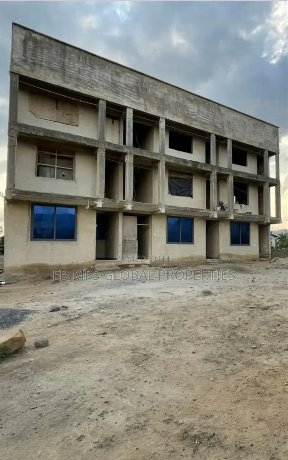 9bdrm Apartment in Danfa for sale