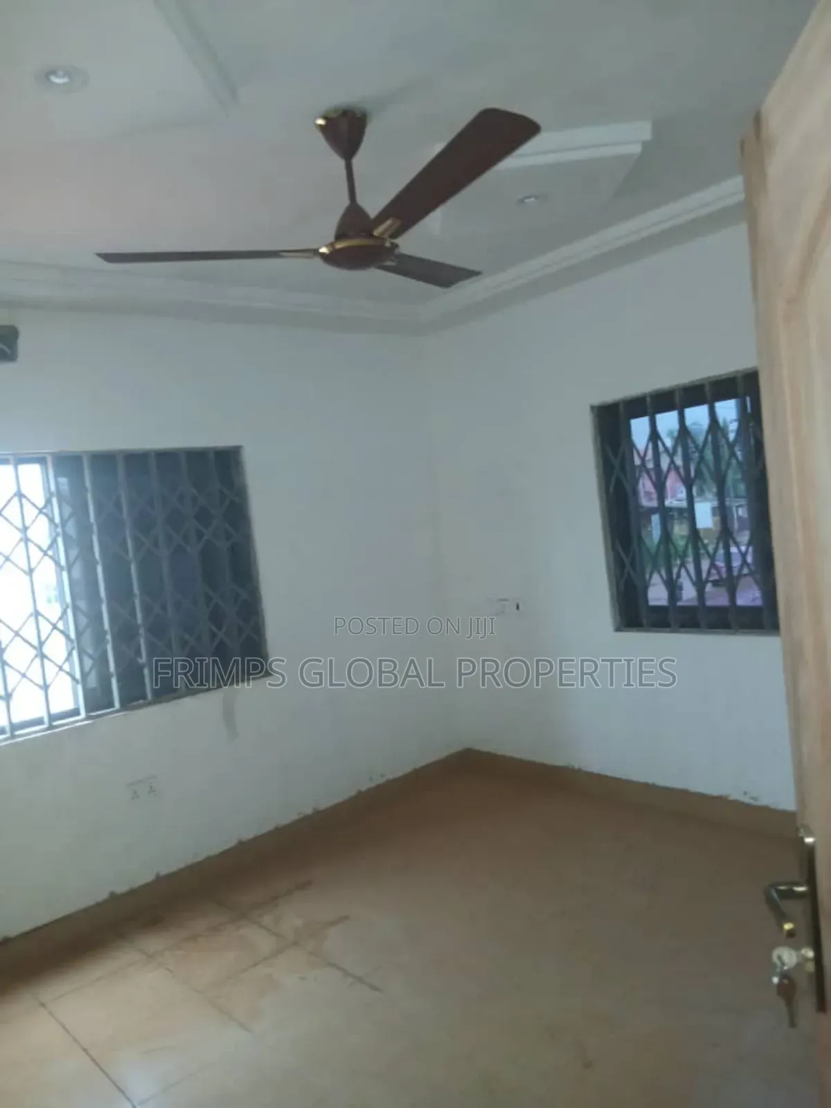 9bdrm Apartment in Danfa for sale