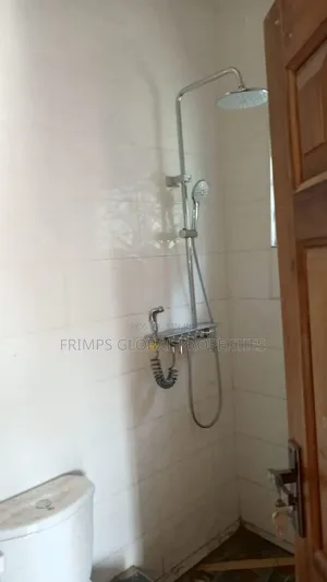 9bdrm Apartment in Danfa for sale