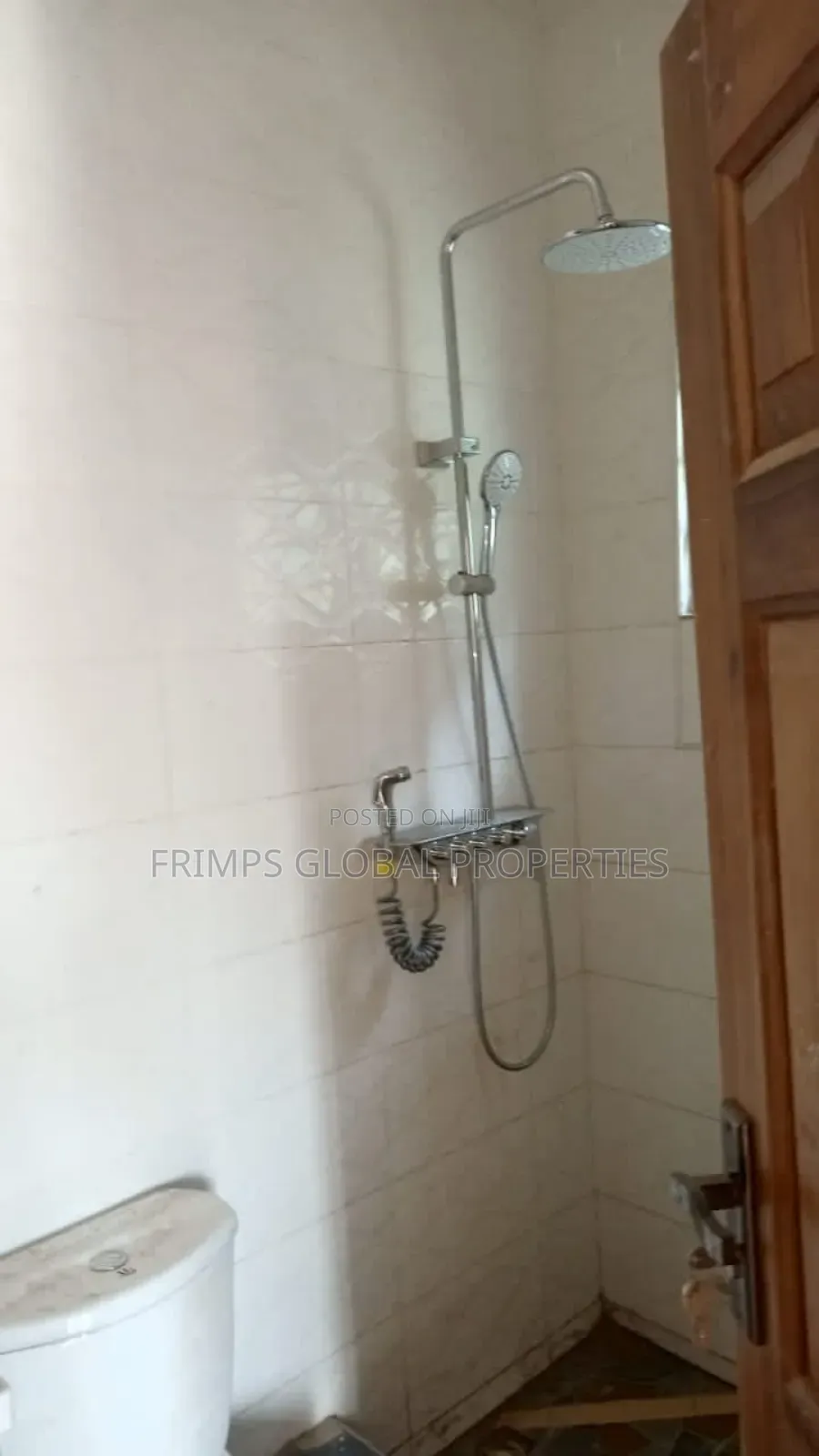 9bdrm Apartment in Danfa for sale