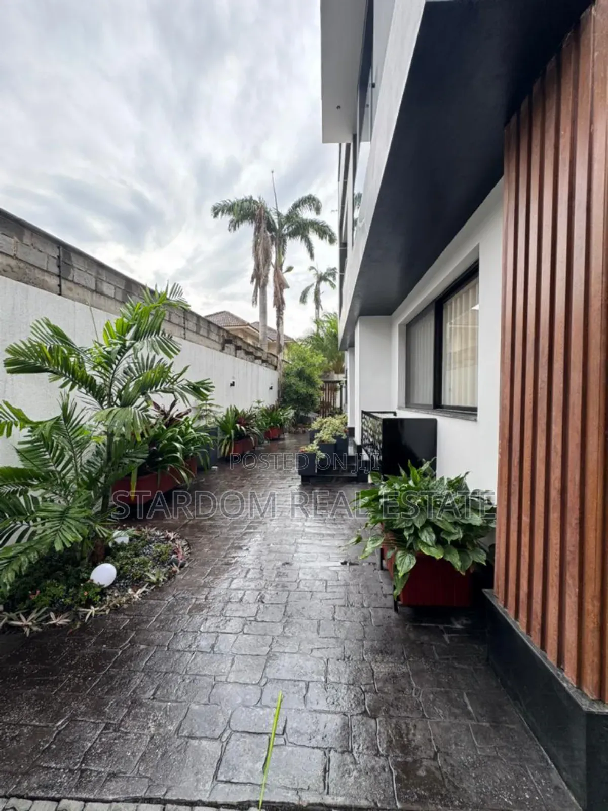 Furnished 5bdrm Mansion in Cantonments for sale
