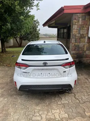 Toyota Corolla SE 2021 White