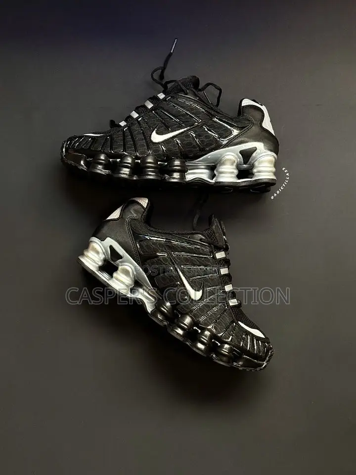 Nike Shox Tl Sneakers in a Black