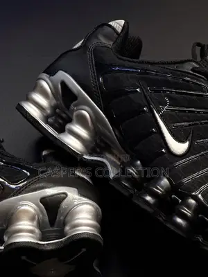 Nike Shox Tl Sneakers in a Black