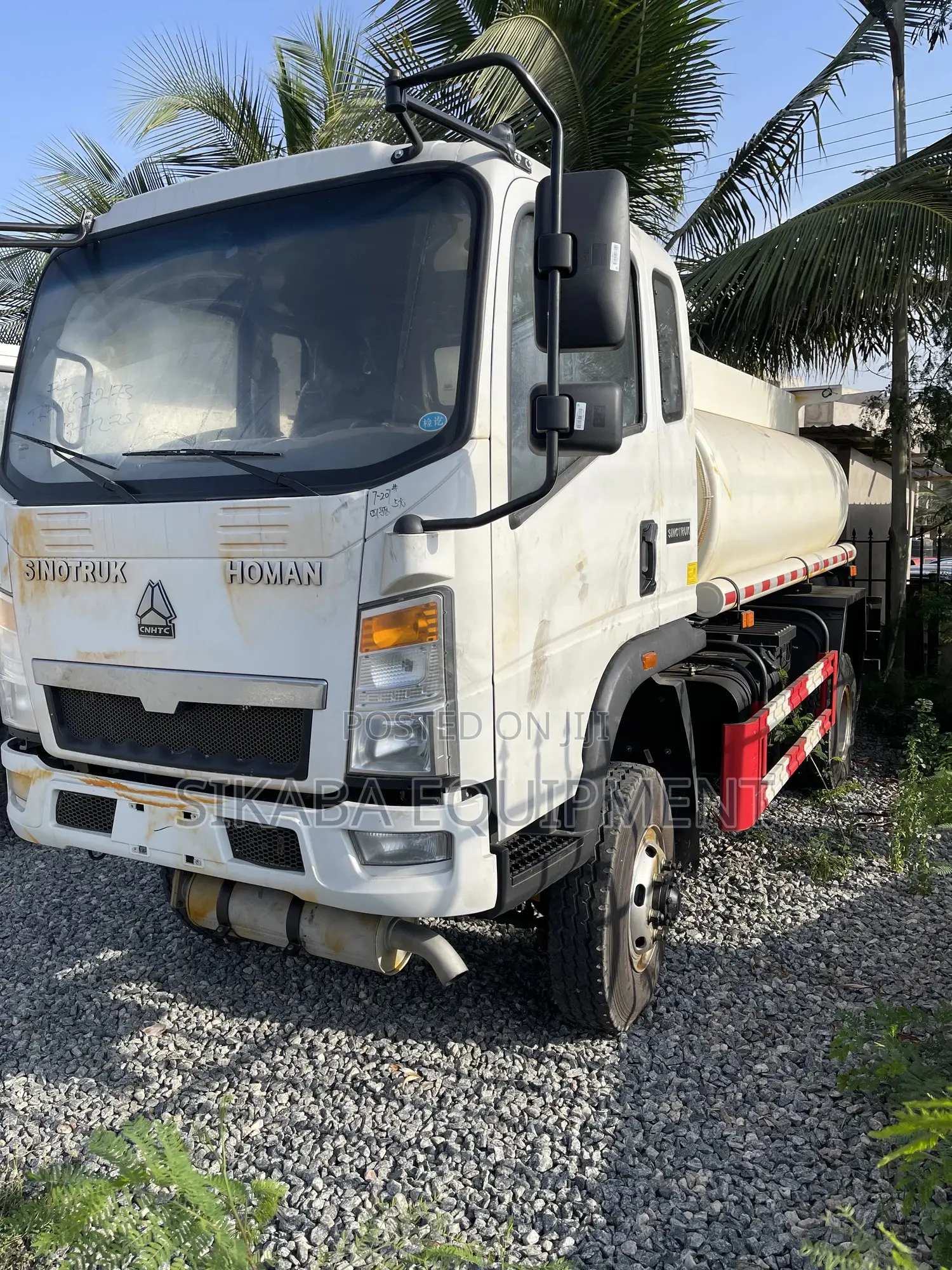 Sinotruk Howo 5000l 4x4 Light Refueling Oil Truck LHD