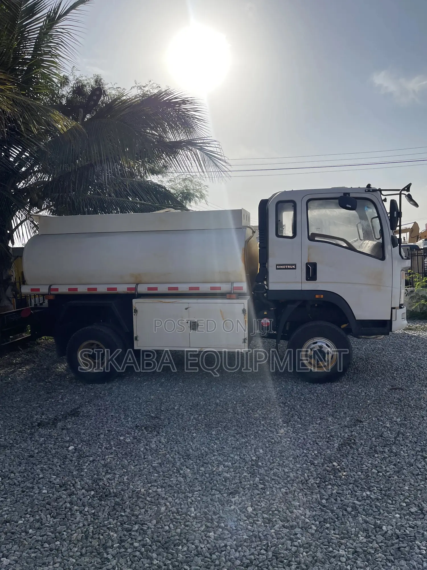 Sinotruk Howo 5000l 4x4 Light Refueling Oil Truck LHD