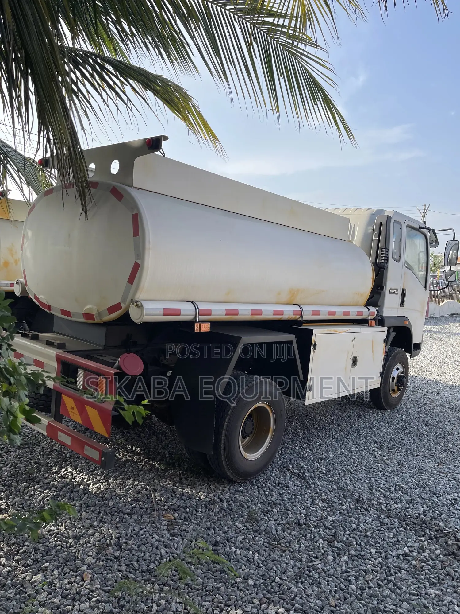 Sinotruk Howo 5000l 4x4 Light Refueling Oil Truck LHD