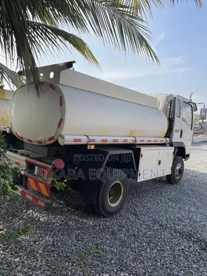 Sinotruk Howo 5000l 4x4 Light Refueling Oil Truck LHD