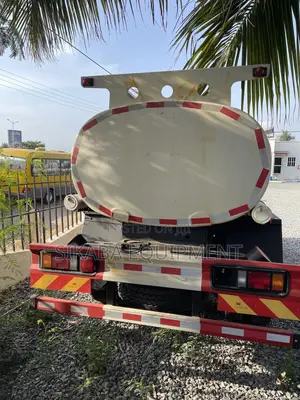 Sinotruk Howo 5000l 4x4 Light Refueling Oil Truck LHD