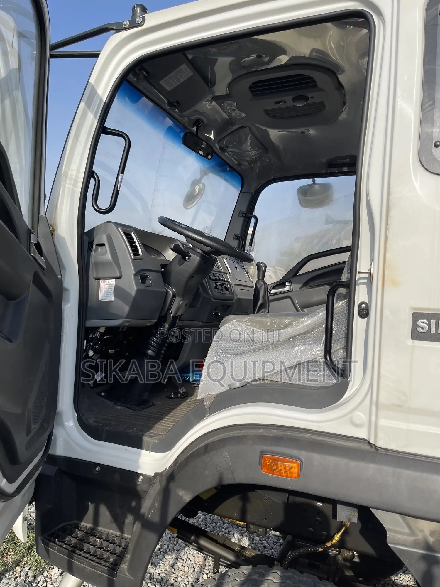 Sinotruk Howo 5000l 4x4 Light Refueling Oil Truck LHD