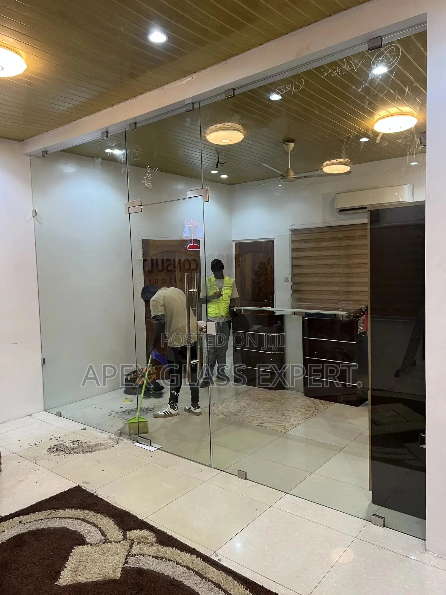 Frameless Single Glass Door.
