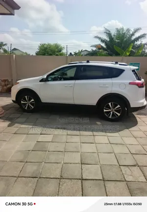 Toyota RAV4 XLE FWD (2.5L 4cyl 6A) 2017 White