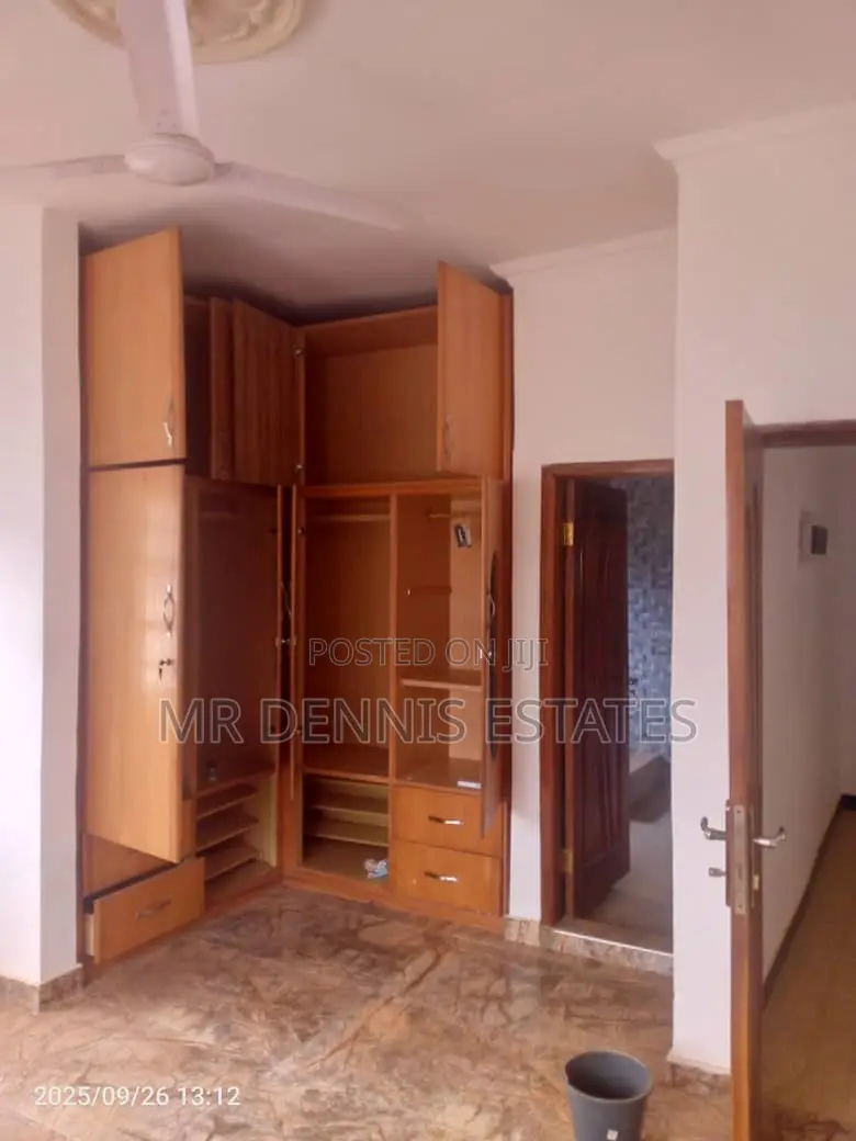 5bdrm House in Westhills Hills Mall for rent