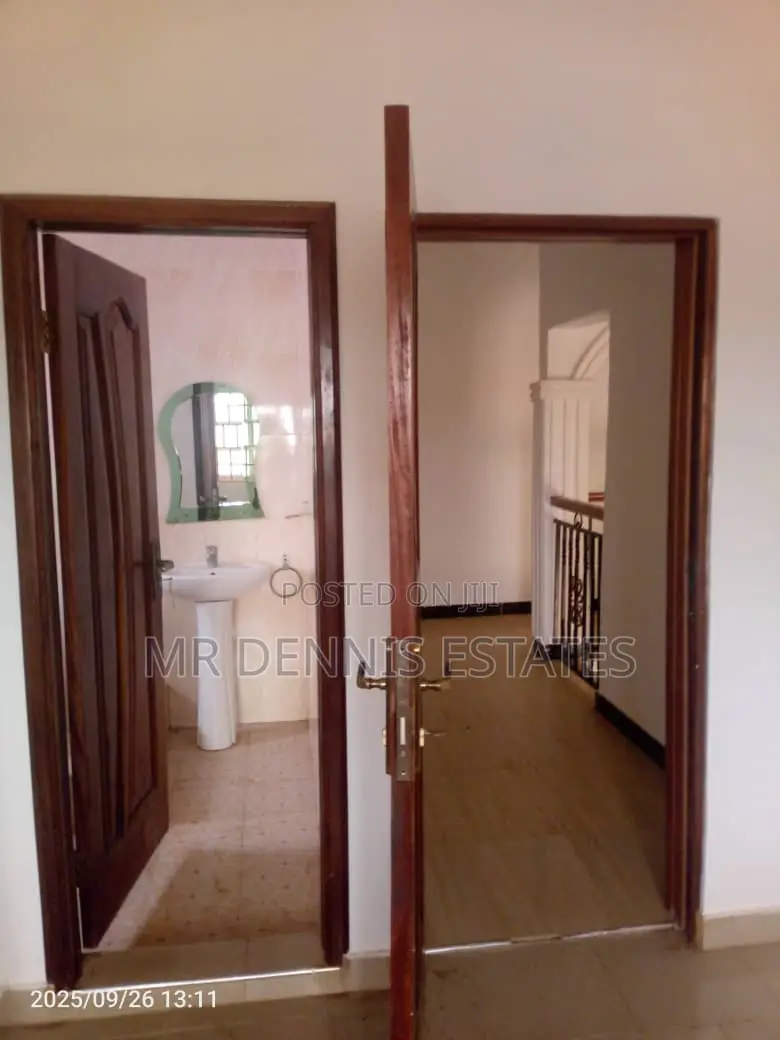 5bdrm House in Westhills Hills Mall for rent