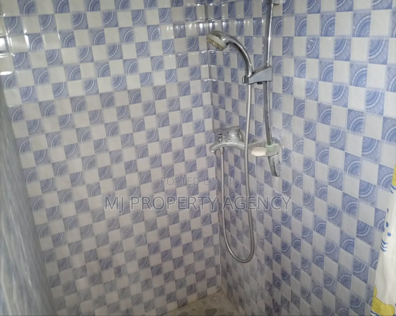 2bdrm Apartment in Community 25, Tema Metropolitan for rent