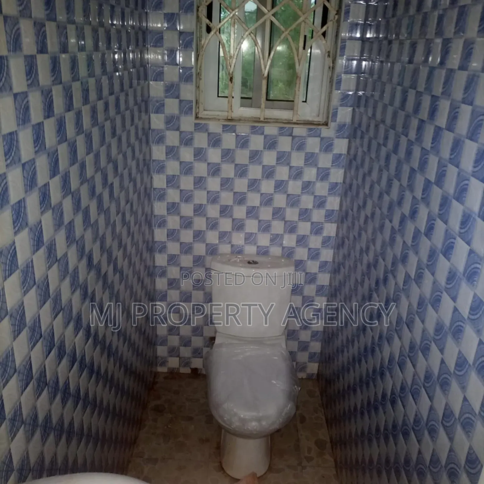 2bdrm Apartment in Community 25, Tema Metropolitan for rent