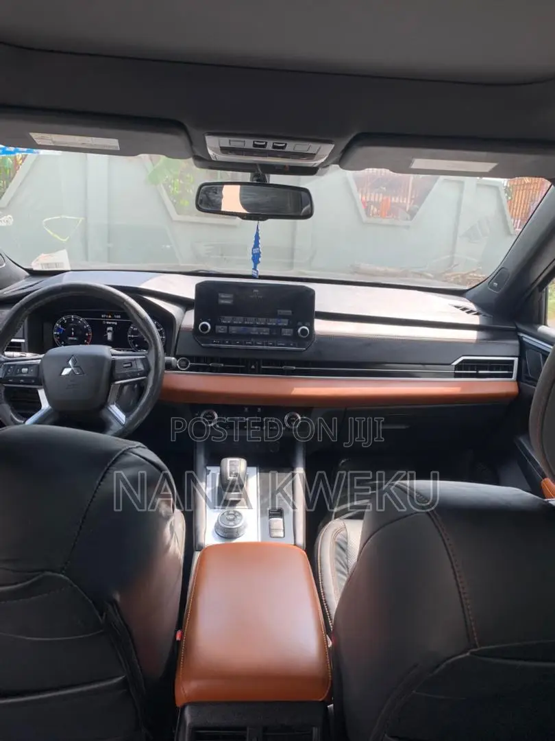Mitsubishi Outlander SEL Launch Edition 2022 Brown