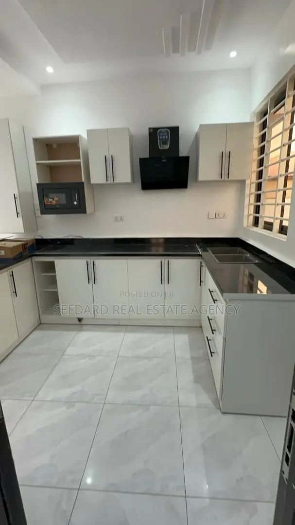 3bdrm Duplex in Ashaley Botwe for sale