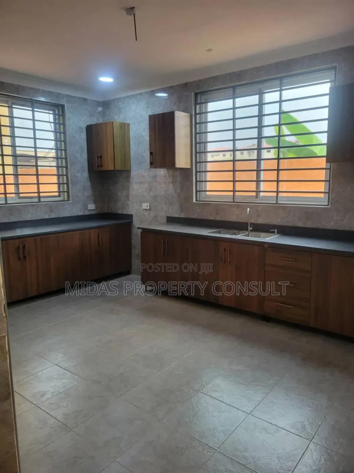 4bdrm House in Okpoigonno, Teshie for sale
