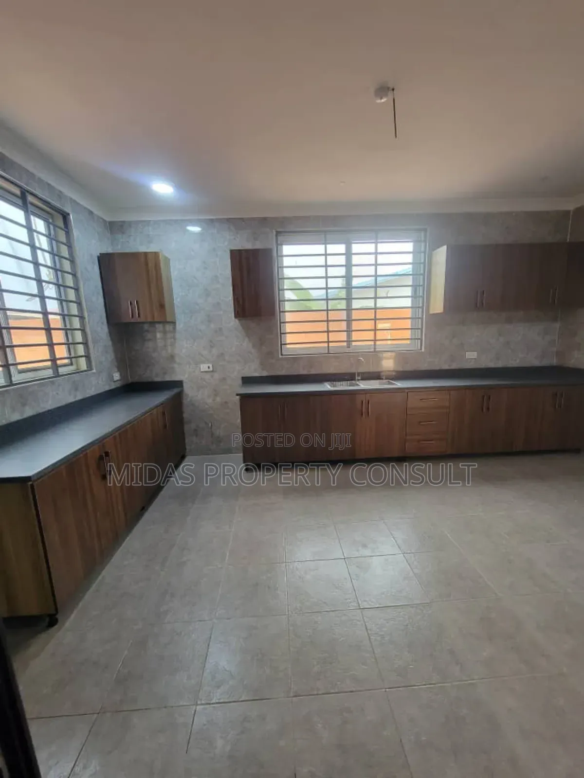 4bdrm House in Okpoigonno, Teshie for sale