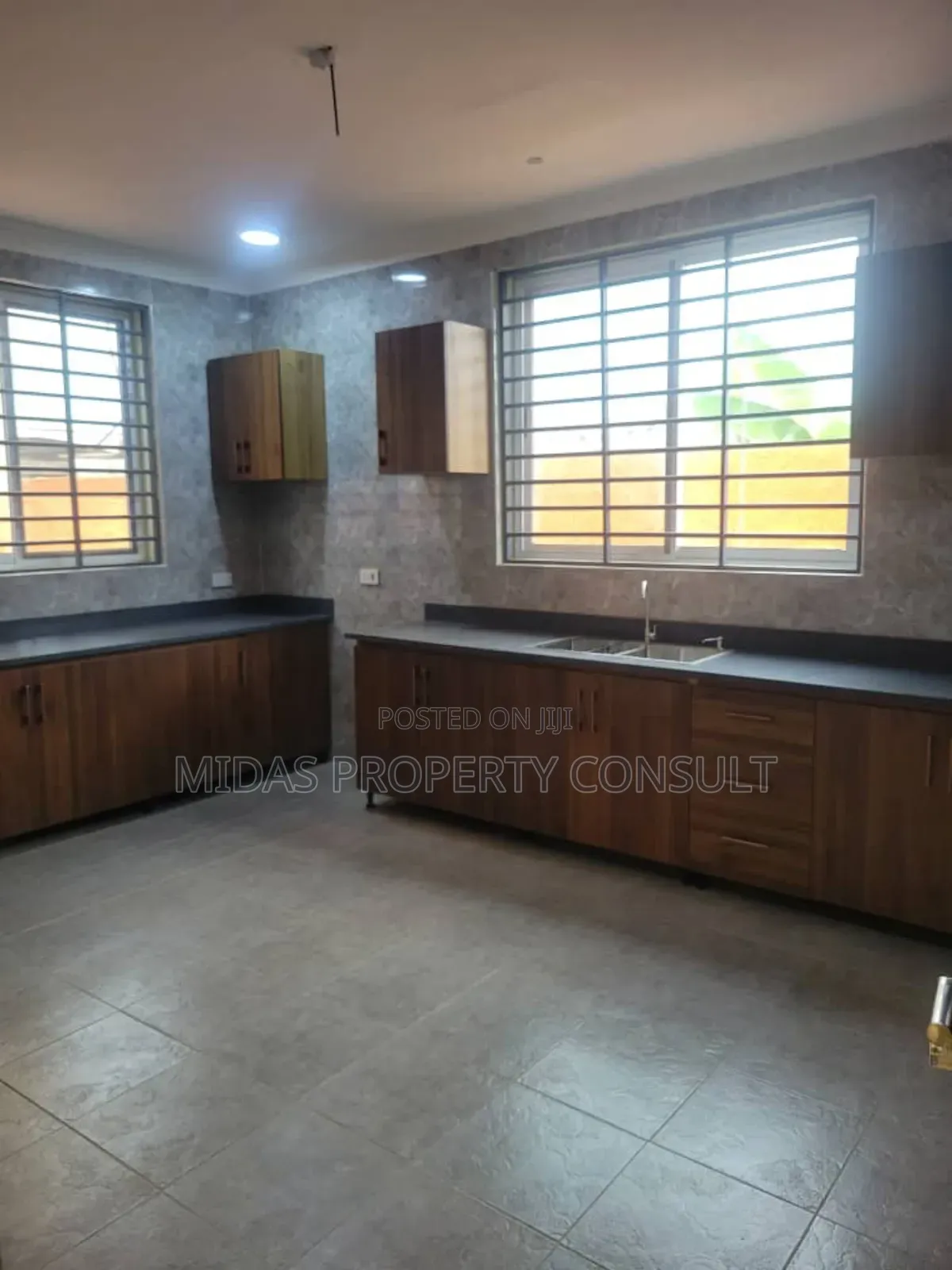 4bdrm House in Okpoigonno, Teshie for sale