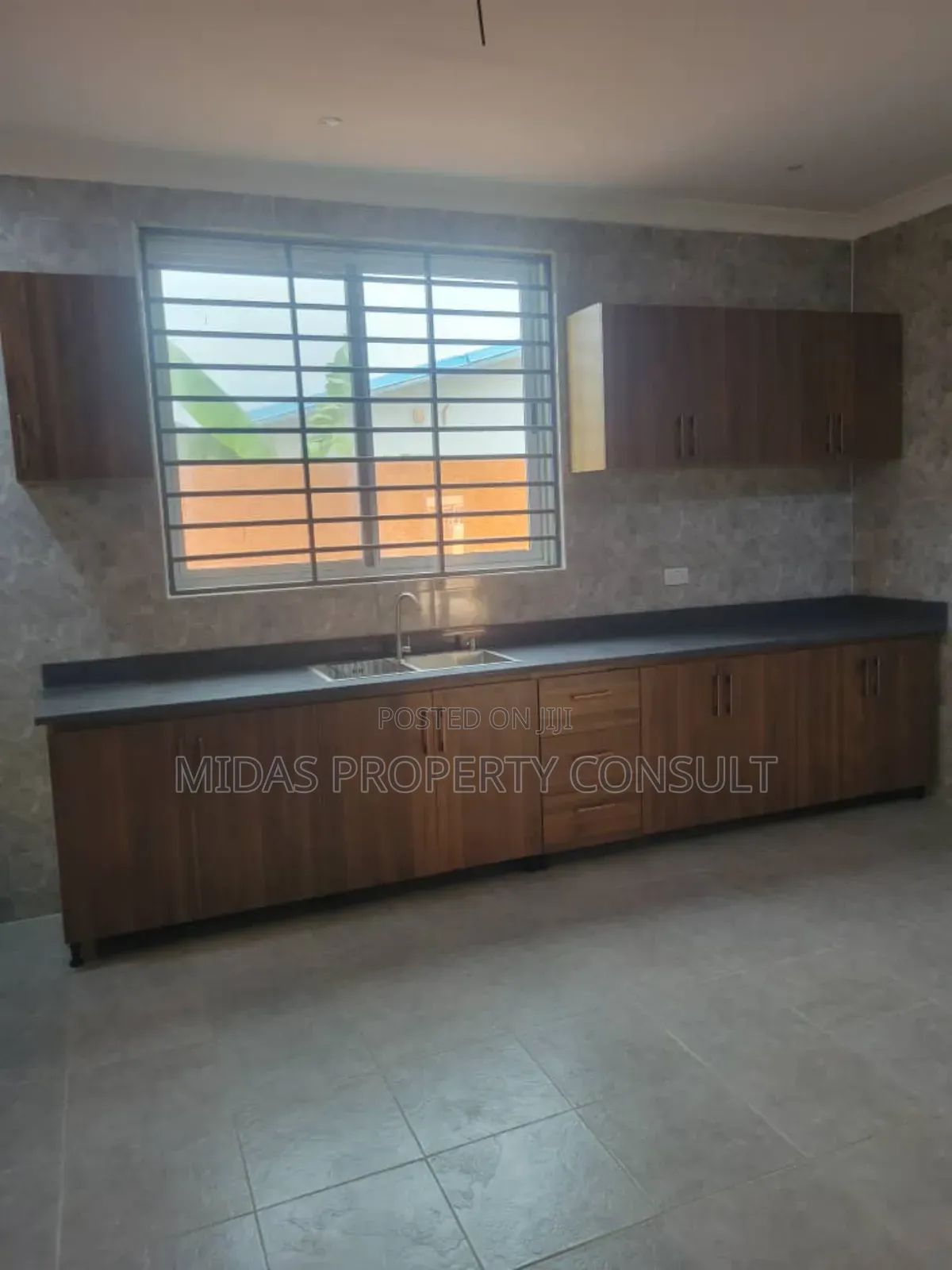 4bdrm House in Okpoigonno, Teshie for sale