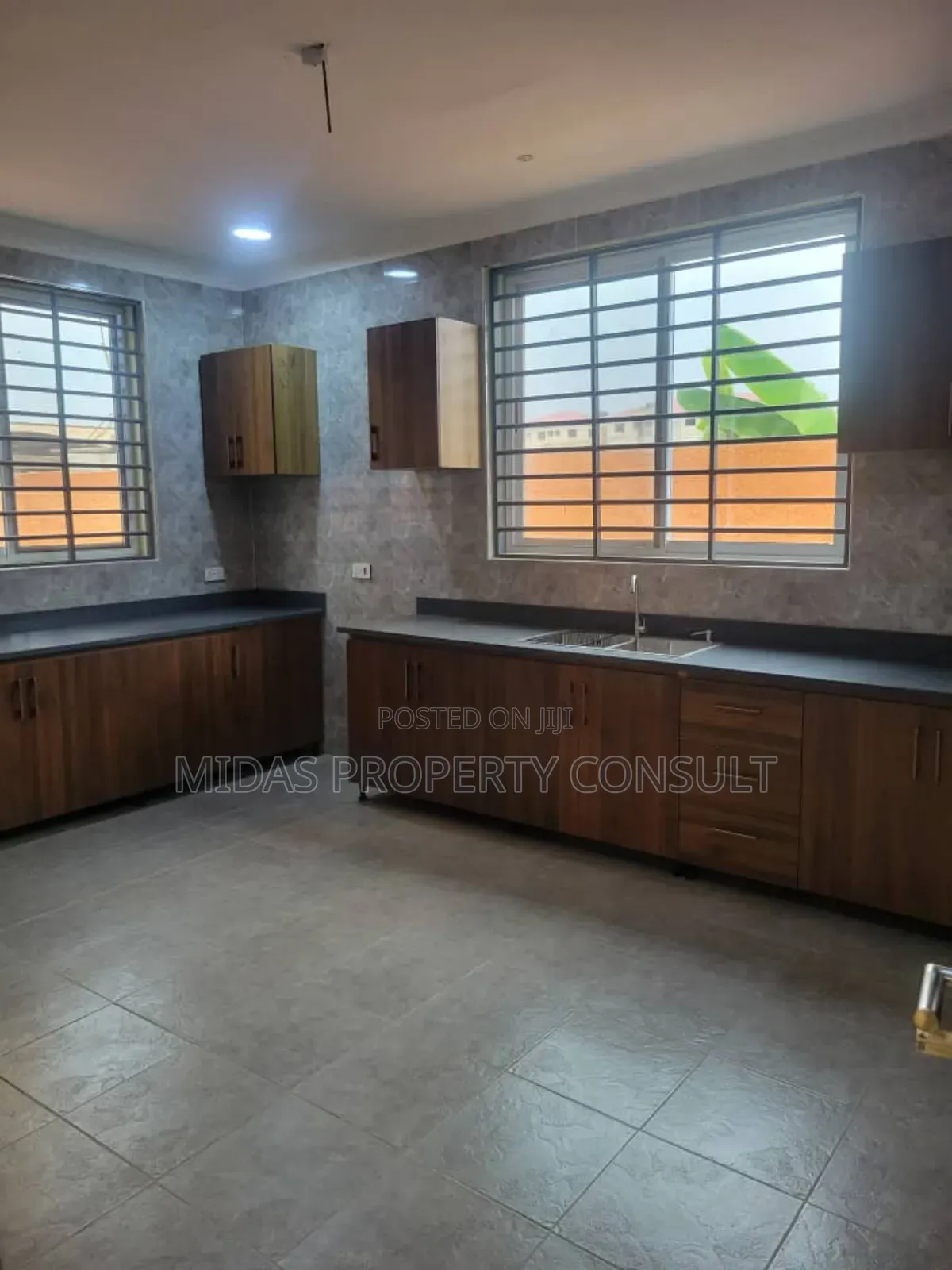 4bdrm House in Okpoigonno, Teshie for sale