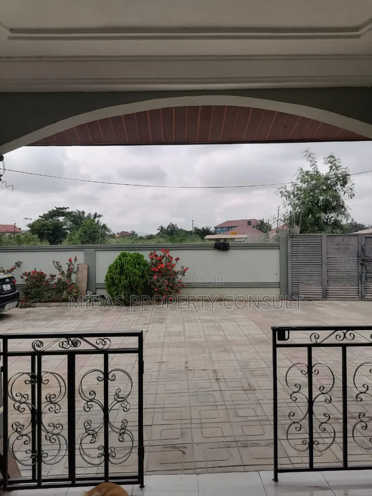 5bdrm House in Kutunse, Amasaman for sale