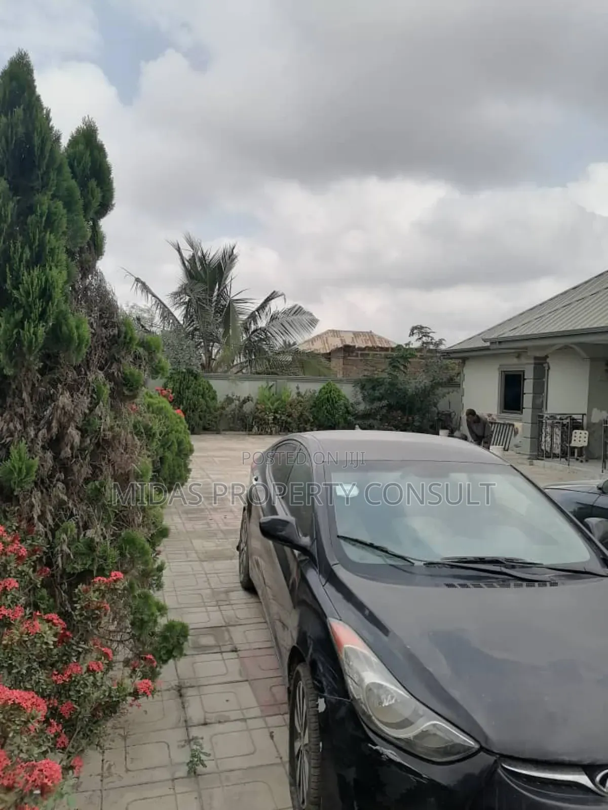 5bdrm House in Kutunse, Amasaman for sale