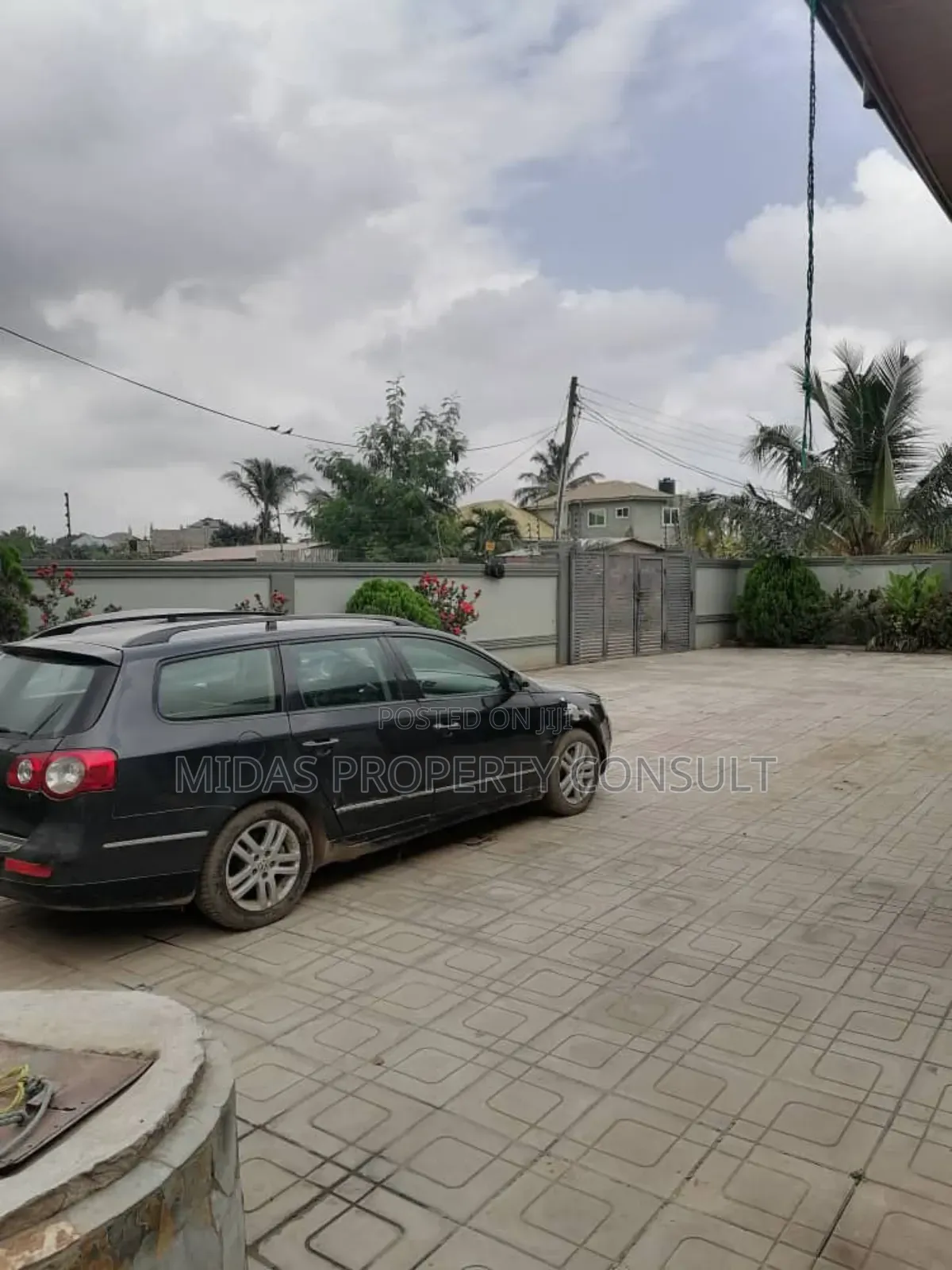 5bdrm House in Kutunse, Amasaman for sale