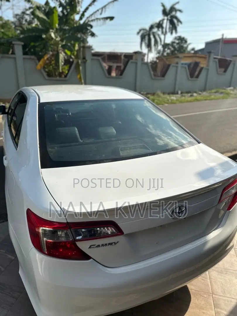 Toyota Camry SE 4dr Sedan w/Prod. End 11/13 (2.5L 4cyl 6A) 2014 White