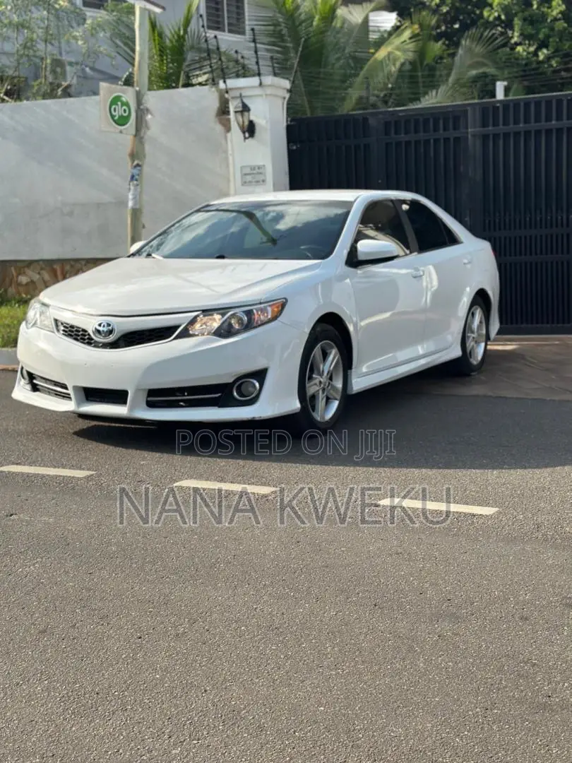 Toyota Camry SE 4dr Sedan w/Prod. End 11/13 (2.5L 4cyl 6A) 2014 White
