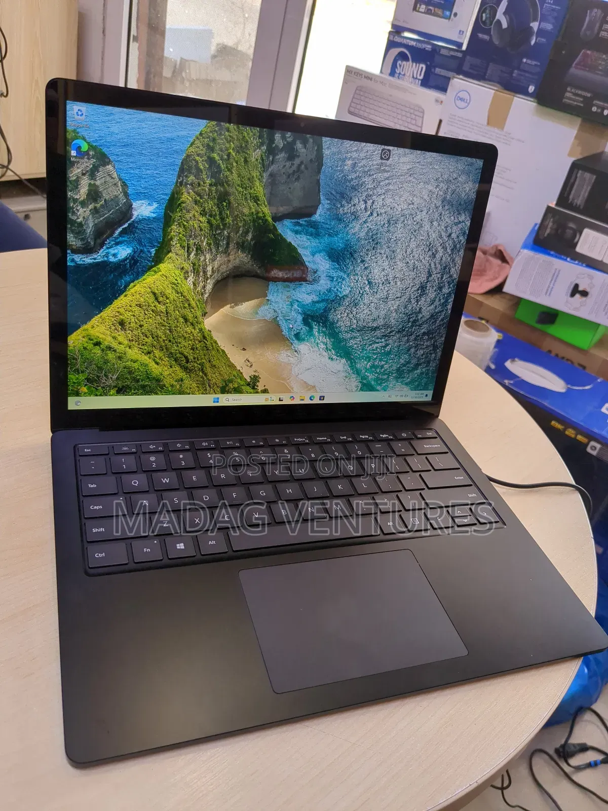 thumbnail image 2 of Microsoft Surface Laptop 3 13.5" Touch - Core I5 10th Gen 1.2GHz, 16GB RAM, 256GB SSD, Black (A Grade Refurbished) 2 of 6