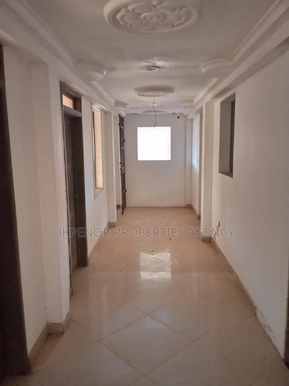 20bdrm House in Airport Hills, Accra Metropolitan for sale