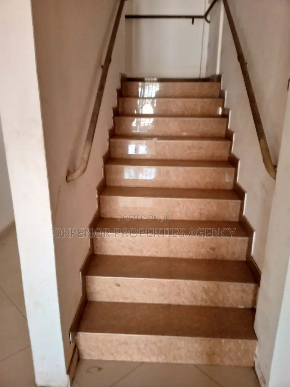 20bdrm House in Airport Hills, Accra Metropolitan for sale
