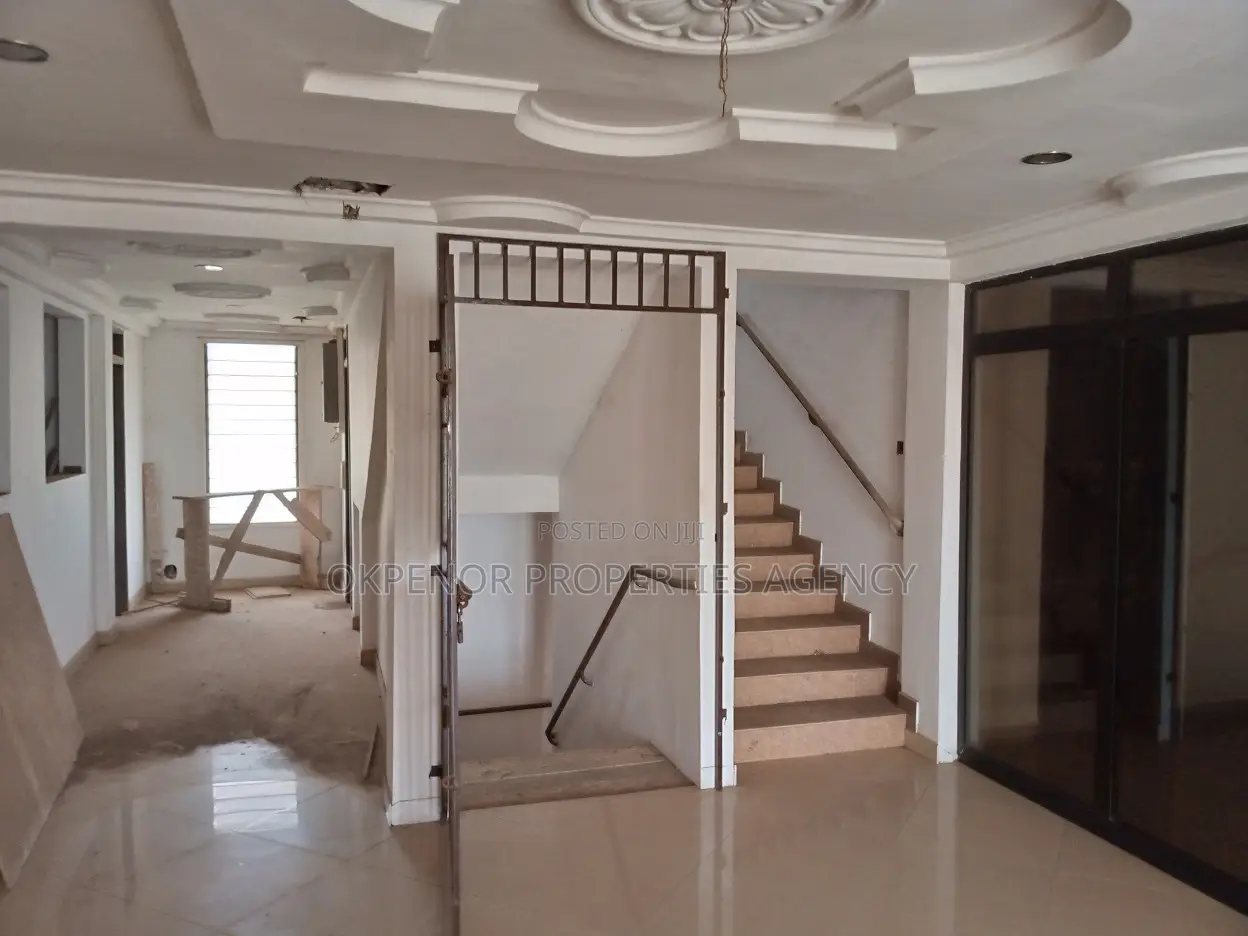 20bdrm House in Airport Hills, Accra Metropolitan for sale