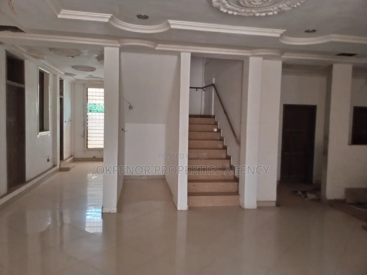 20bdrm House in Airport Hills, Accra Metropolitan for sale