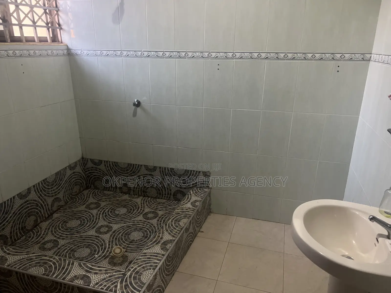 4bdrm House in Tema Community25 for sale