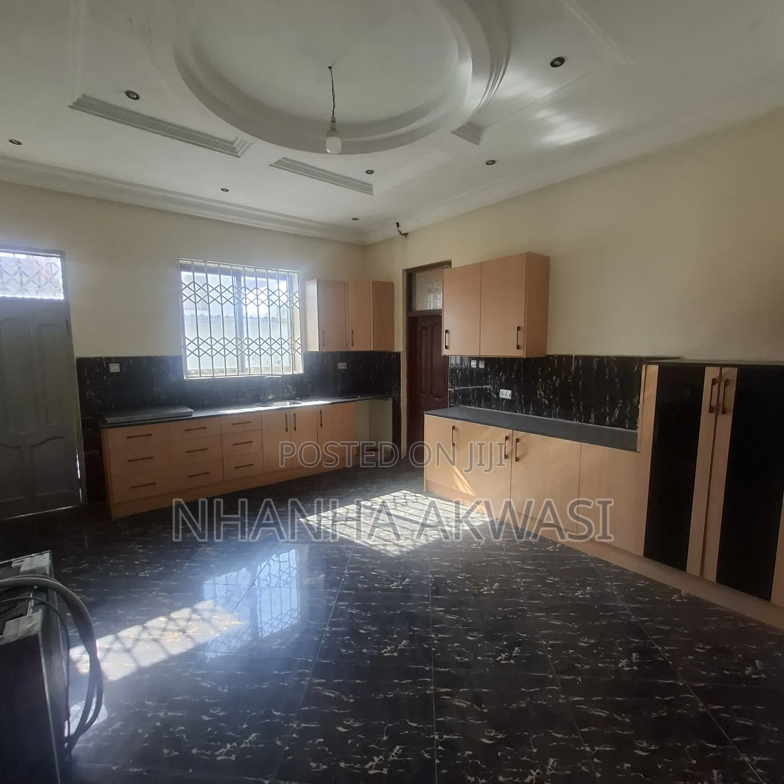 6bdrm House in Community 12, Tema Metropolitan for rent