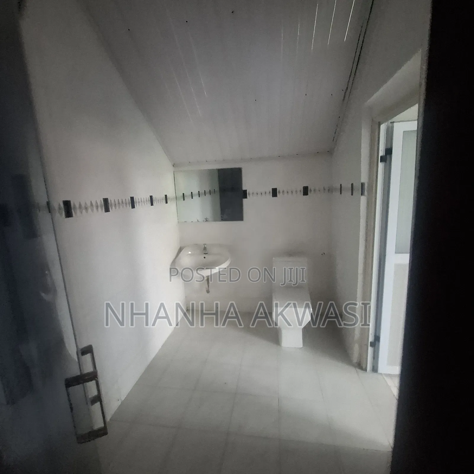6bdrm House in Community 12, Tema Metropolitan for rent