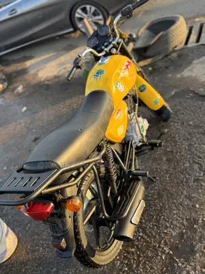 Bajaj Boxer 125 2025 Yellow