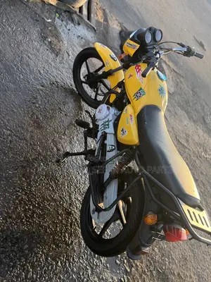Bajaj Boxer 125 2025 Yellow