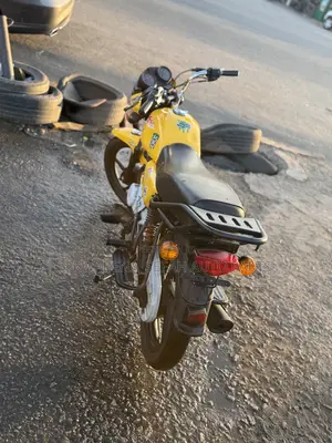 Bajaj Boxer 125 2025 Yellow