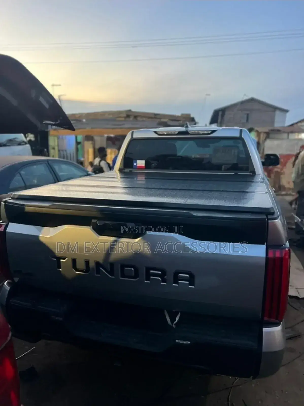 Tundra Bed/Bucket Cover Tri Fold Hard Pick-Up