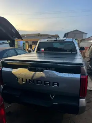 Tundra Bed/Bucket Cover Tri Fold Hard Pick-Up