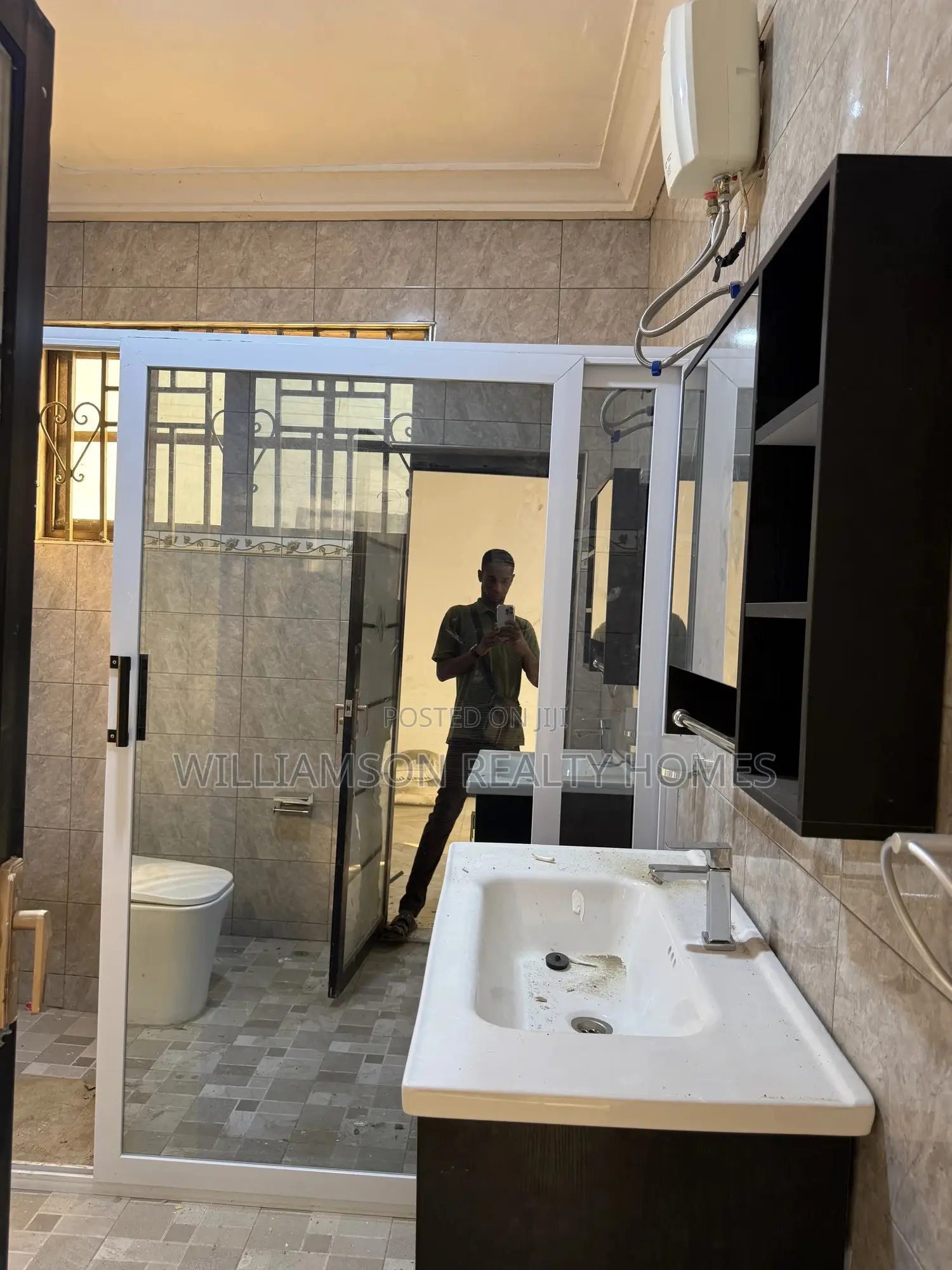 6bdrm House in Hfc Estate Area, Spintex for rent