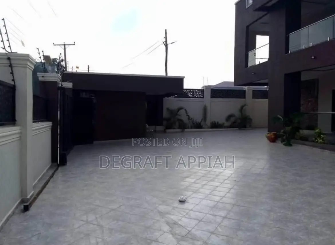 7bdrm House in Ahodwo Nhyieso, Kumasi Metropolitan for sale