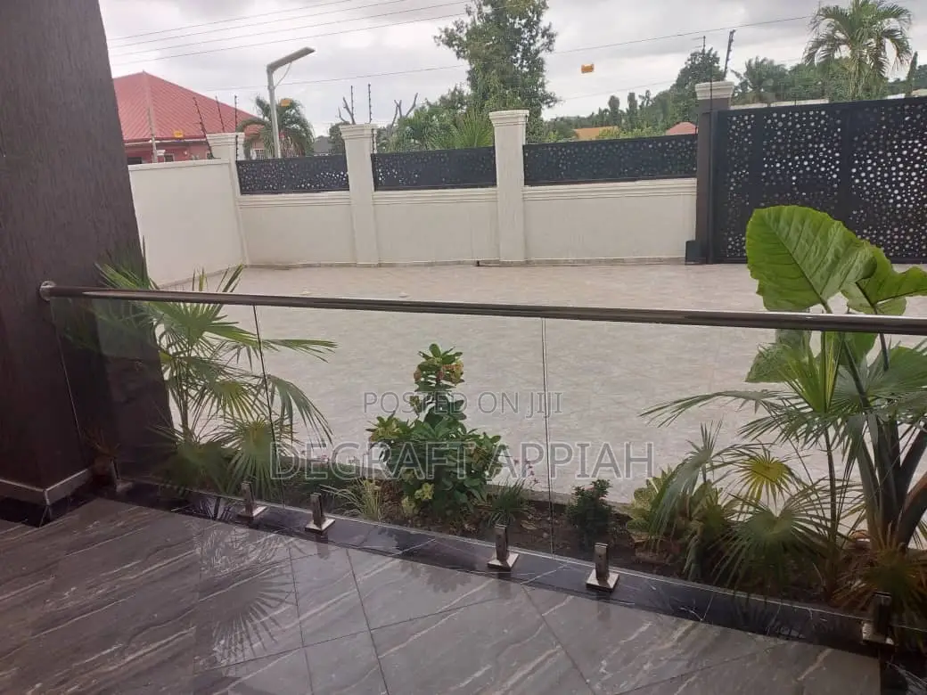 7bdrm House in Ahodwo Nhyieso, Kumasi Metropolitan for sale